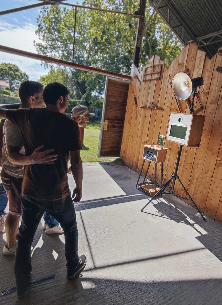 location-borne-photo-nantes-5 invités se prenant en photos devant un photobooth